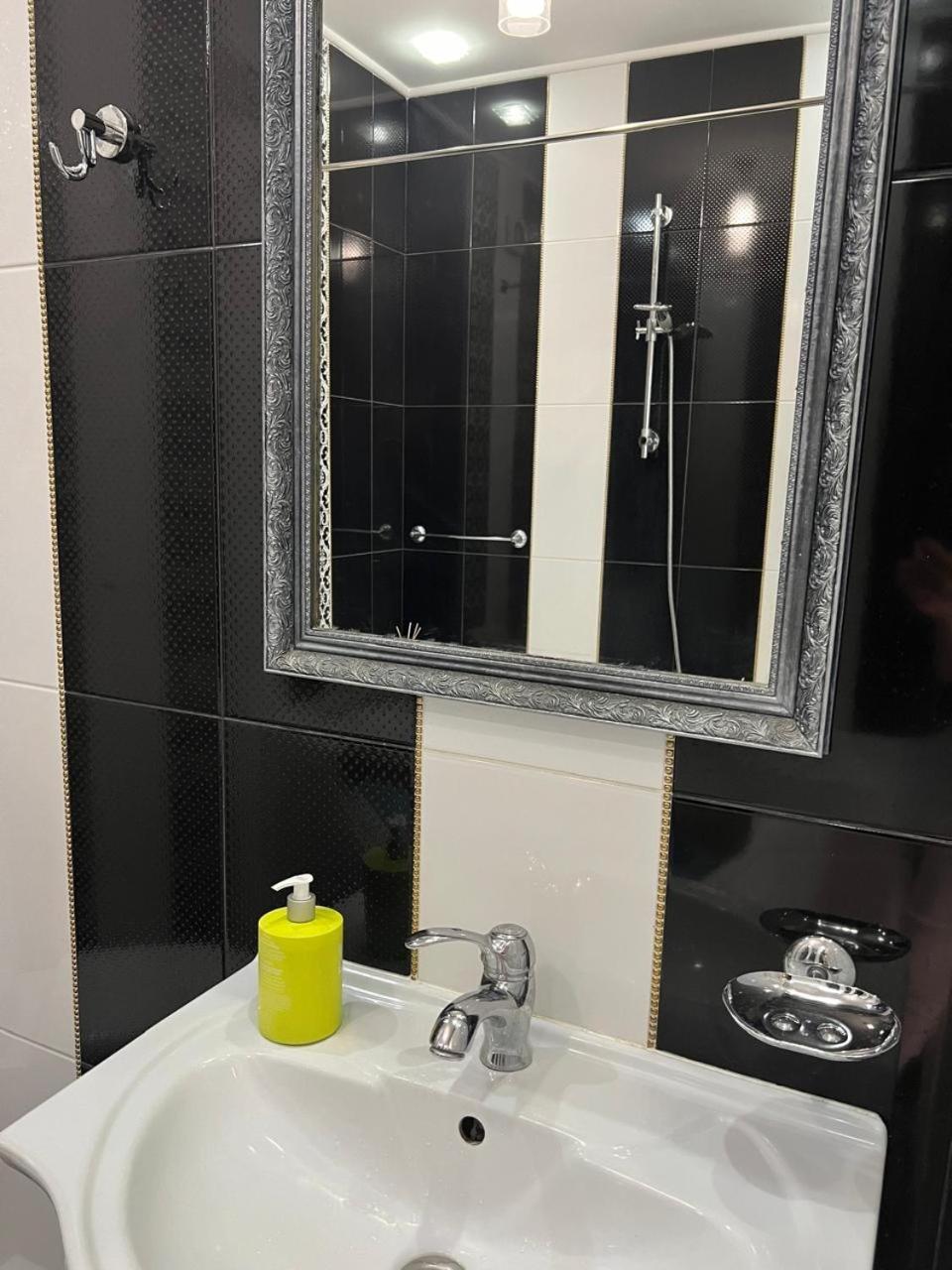 Home In Center With Jacuzzi Ivano-Frankivsk Luaran gambar