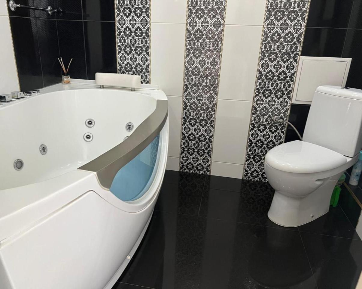 Home In Center With Jacuzzi Ivano-Frankivsk Luaran gambar