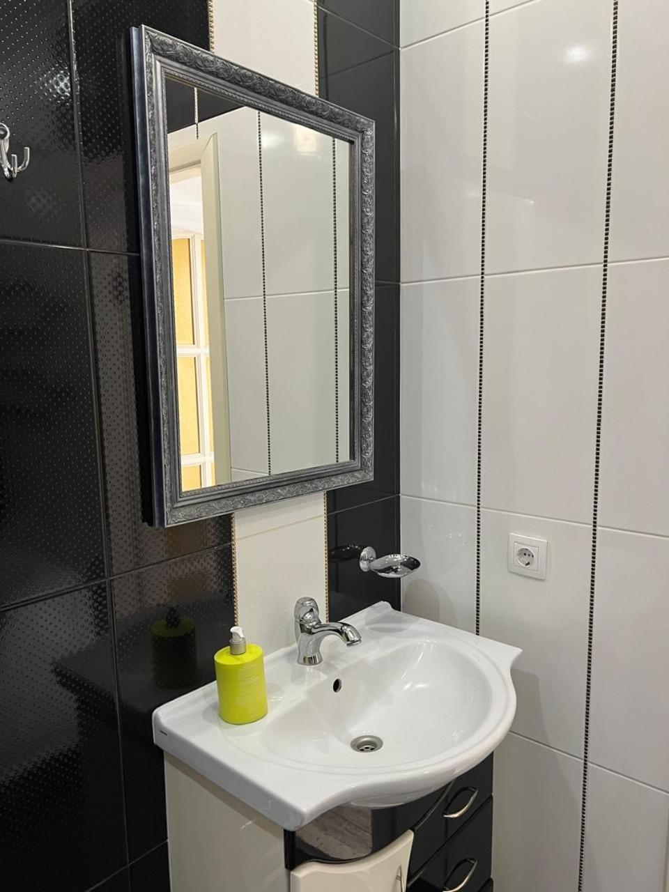 Home In Center With Jacuzzi Ivano-Frankivsk Luaran gambar