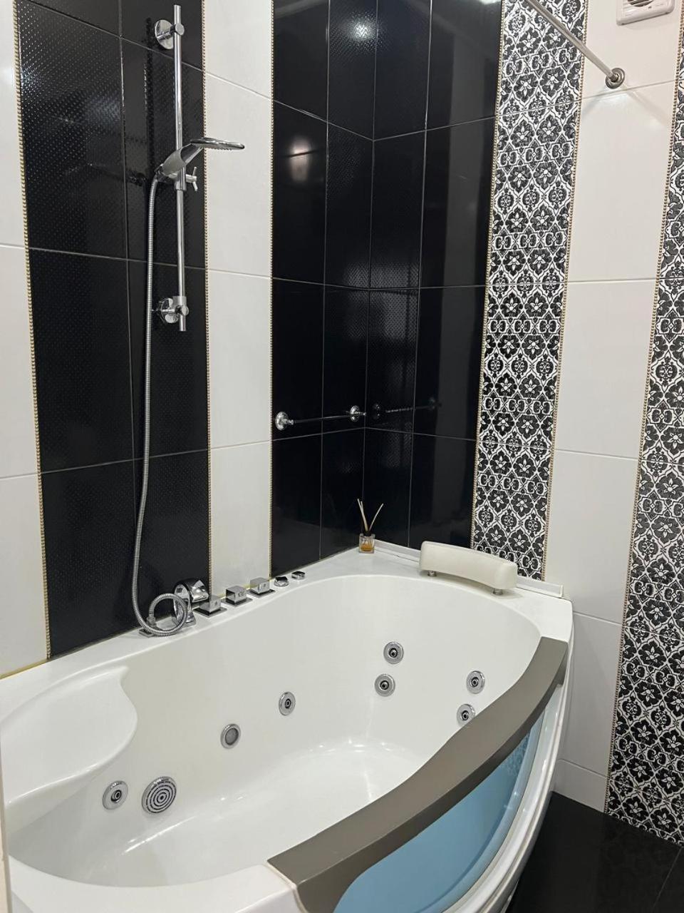 Home In Center With Jacuzzi Ivano-Frankivsk Luaran gambar