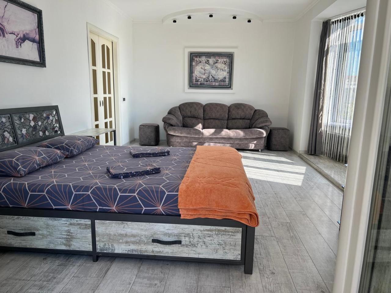 Home In Center With Jacuzzi Ivano-Frankivsk Luaran gambar